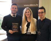 Svečana promocija studenata. S lijeva na desno: Boris Ilić, Glorija Valičević, Denis Toma